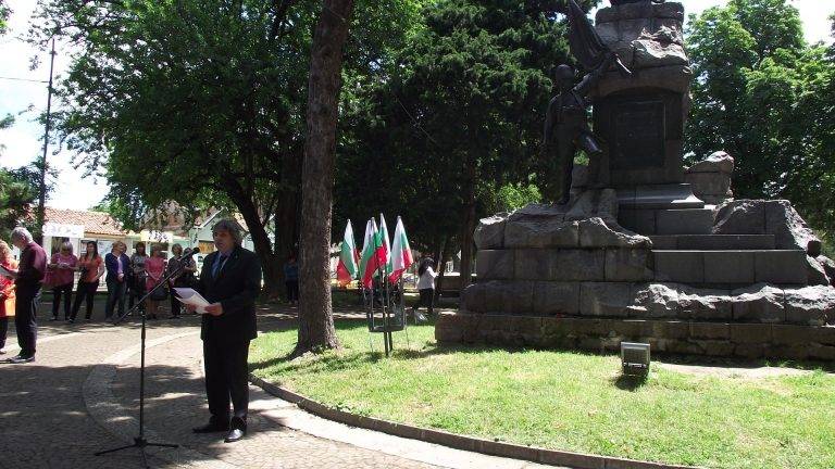 Свищов | С едноминутно мълчание и вой на сирени почетоха паметта на Ботев в Свищов