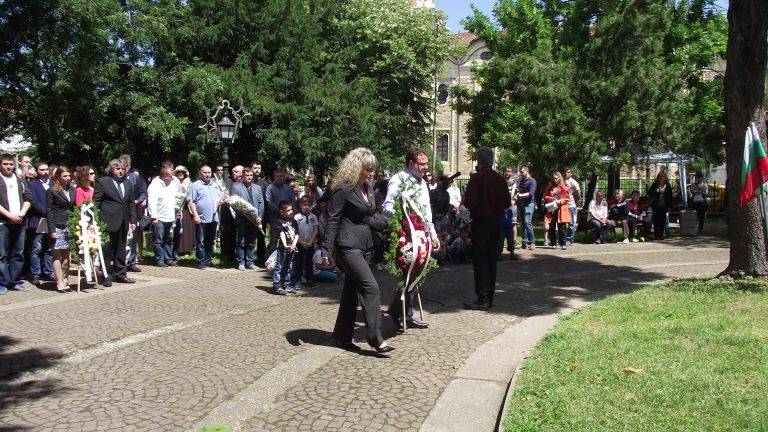 С едноминутно мълчание и вой на сирени почетоха паметта на Ботев в Свищов