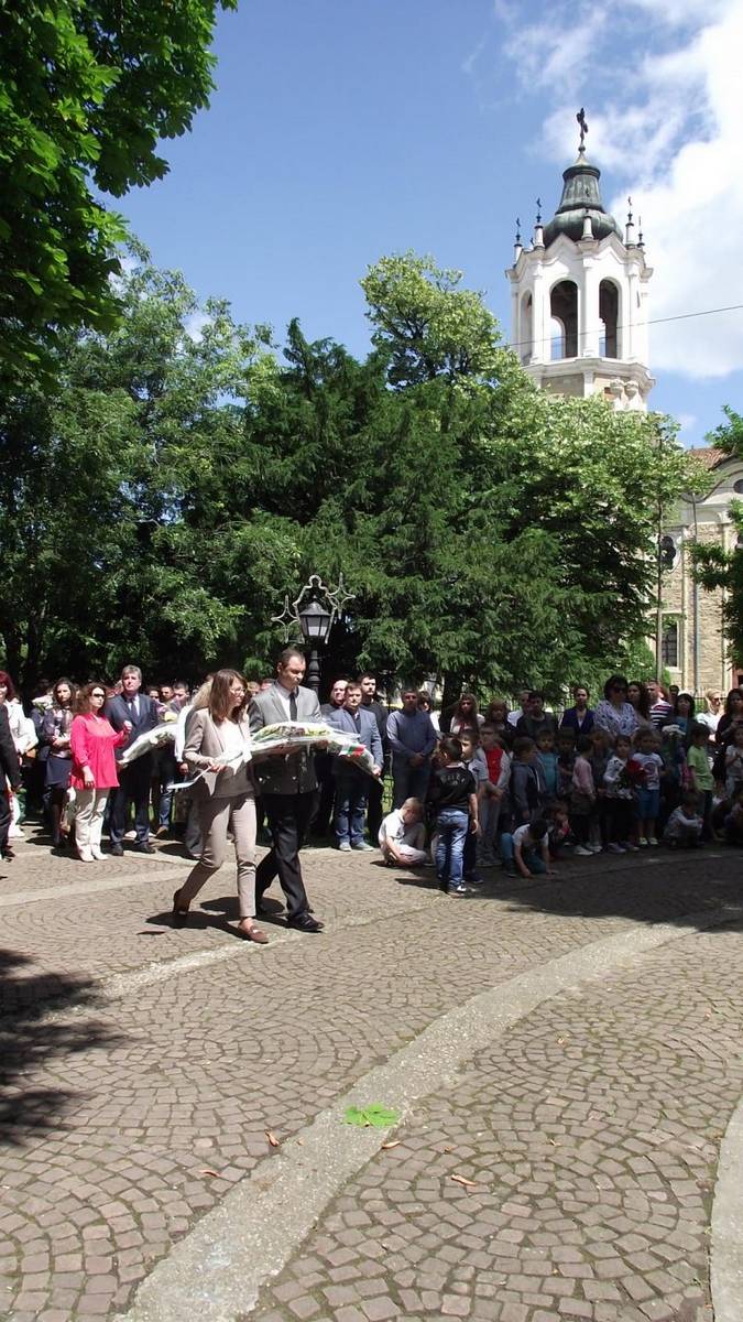 С едноминутно мълчание и вой на сирени почетоха паметта на Ботев в Свищов