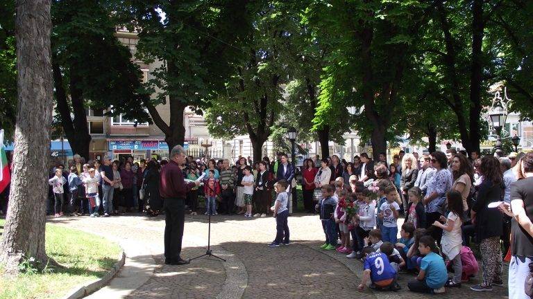 С едноминутно мълчание и вой на сирени почетоха паметта на Ботев в Свищов