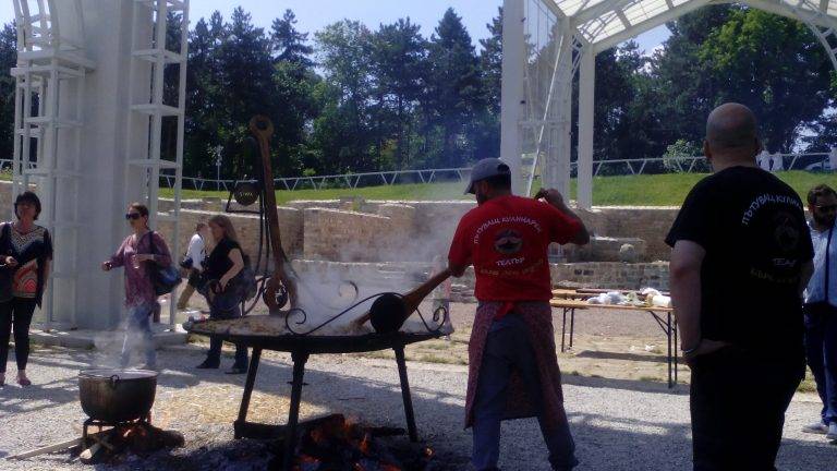 Кулинарно шоу с Ути Бъчваров събра посетители и любители на вкусната храна в античен град “Нове”