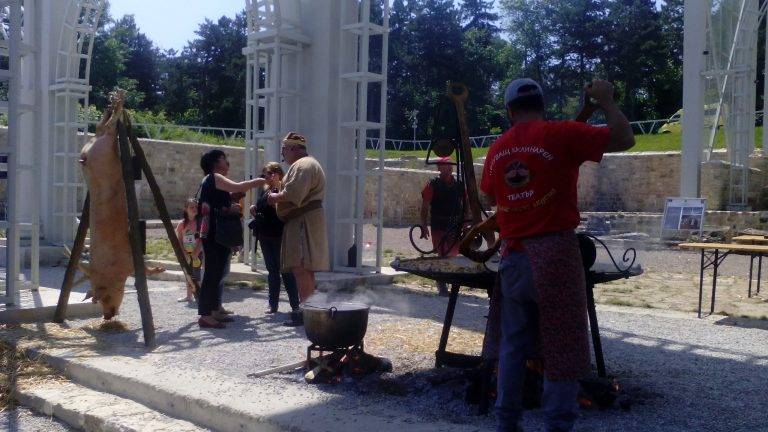 Кулинарно шоу с Ути Бъчваров събра посетители и любители на вкусната храна в античен град “Нове”