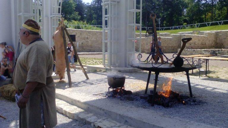 Кулинарно шоу с Ути Бъчваров събра посетители и любители на вкусната храна в античен град “Нове”