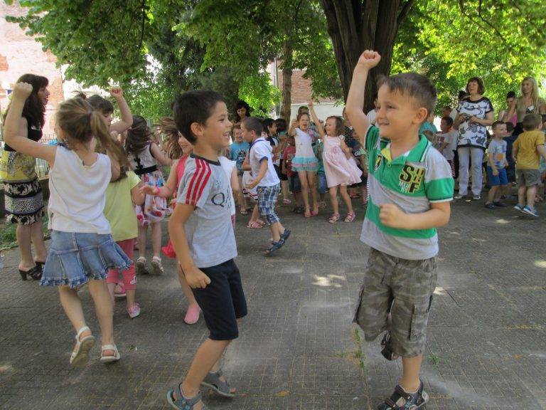 С проект за 65 000 лева преобразяват двора на детска градина в Павликени