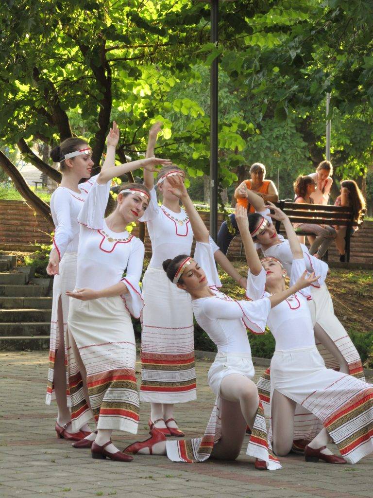 Етно-ревю събра лясковчани за празника Еньовден