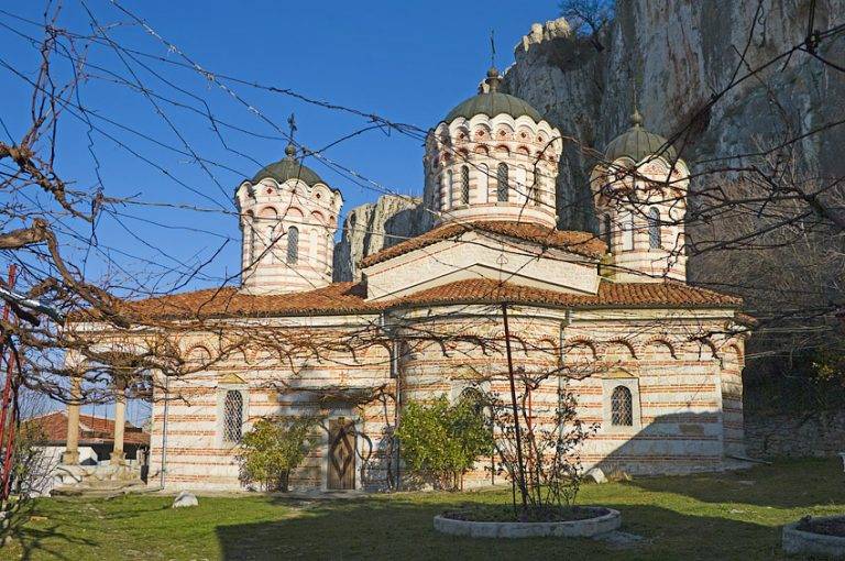 Горещи новини | Ограничават скалното катерене над манастира  „Света Троица“