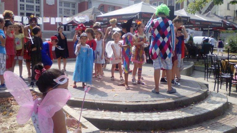 Свищов | Юлско лято в Първо българско читалище  приключи с пъстър карнавал