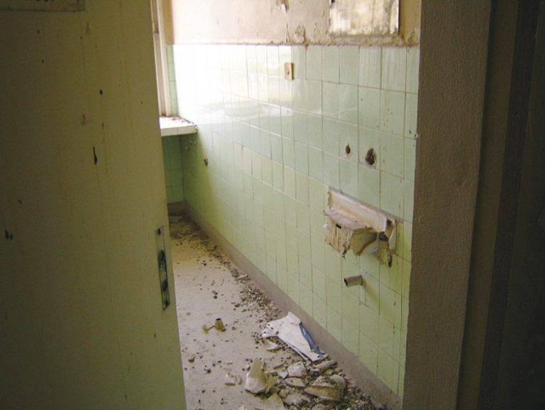 Здраве | В болницата на Свищов Детско отделение стана гълъбарник,  тотална разруха на три от етажите