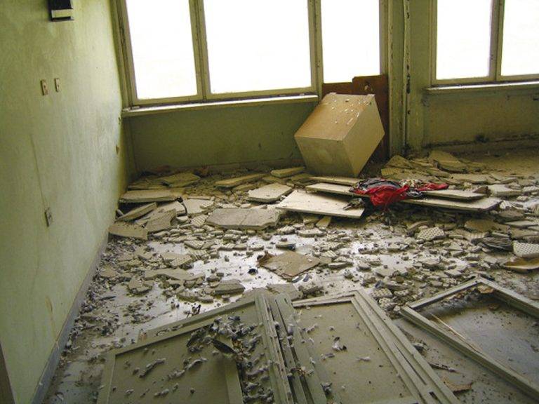 В болницата на Свищов Детско отделение стана гълъбарник,  тотална разруха на три от етажите