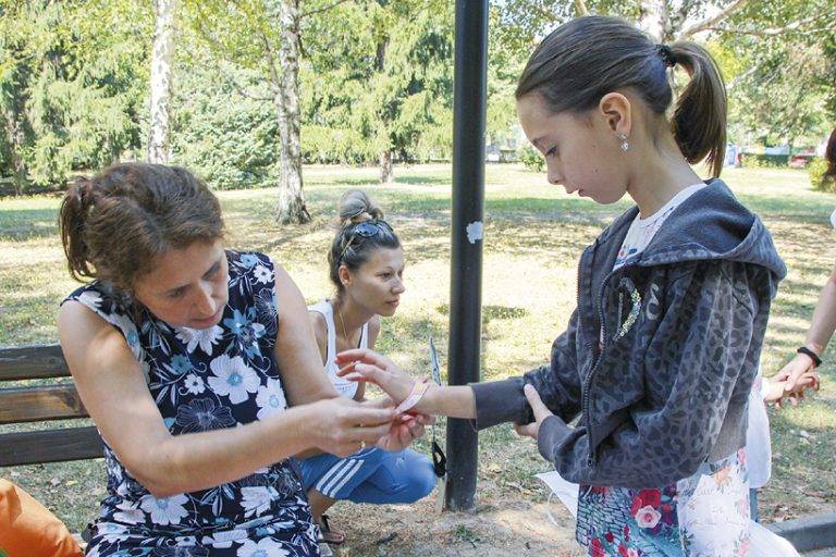 Здраве | Деца рисуваха върху чадъри и научиха как  да се предпазват от слънчевата радиация