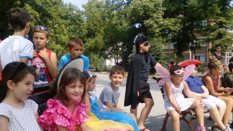 Юлско лято в Първо българско читалище приключи с пъстър карнавал