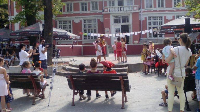 Юлско лято в Първо българско читалище приключи с пъстър карнавал