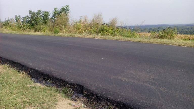 Критичен участък от пътя към село Вардим е в ремонт