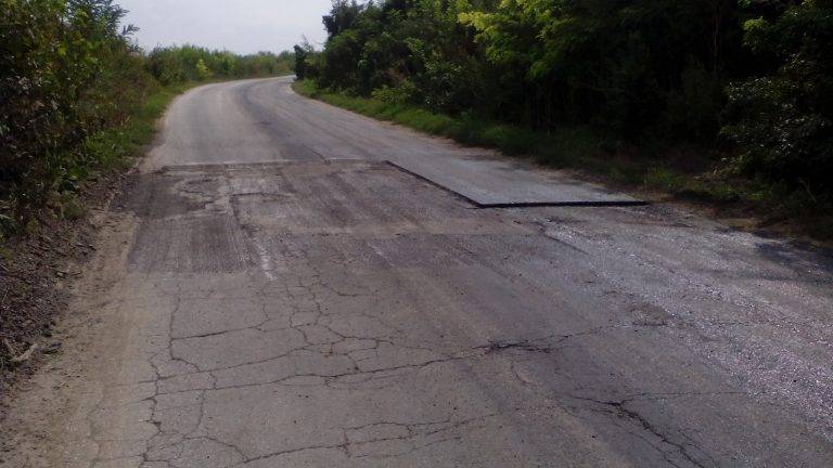 Критичен участък от пътя към село Вардим е в ремонт