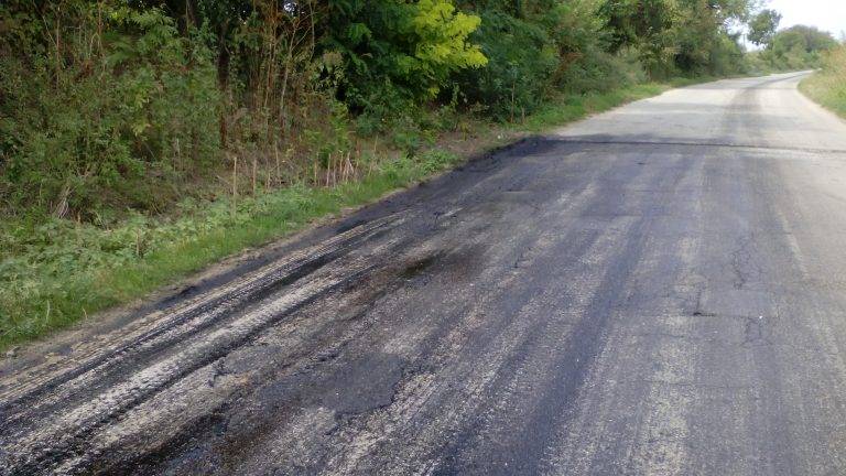 Критичен участък от пътя към село Вардим е в ремонт