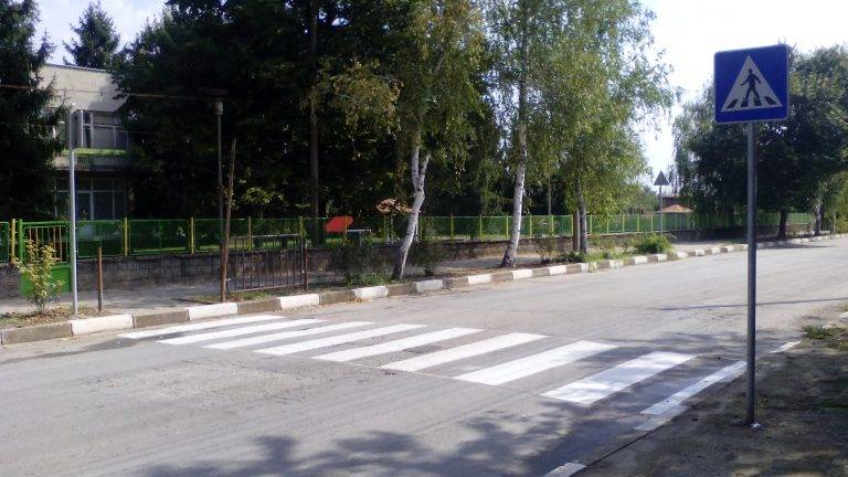 Критичен участък от пътя към село Вардим е в ремонт