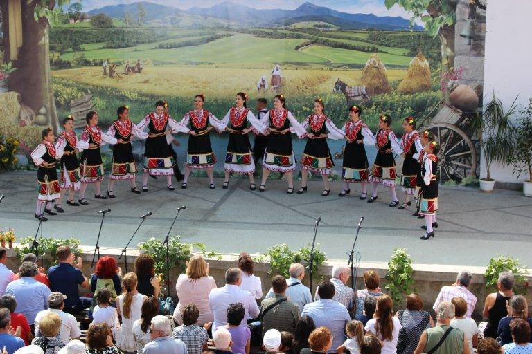 5500 изпълнители се надпяват и надиграват на фестивала “Фолклорен извор” в Царевец