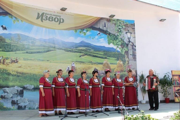 Горещи новини | 5500 изпълнители се надпяват и надиграват  на фестивала “Фолклорен извор” в Царевец