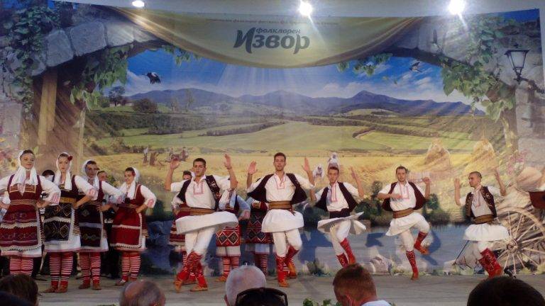 Свищов | Посланици на фолклора – така нарече участниците във Фолклорен извор председателят на журито Юлия Цанкова