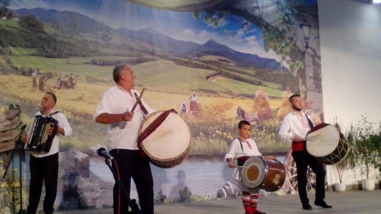 Посланици на фолклора – така нарече участниците във Фолклорен извор председателят на журито Юлия Цанкова