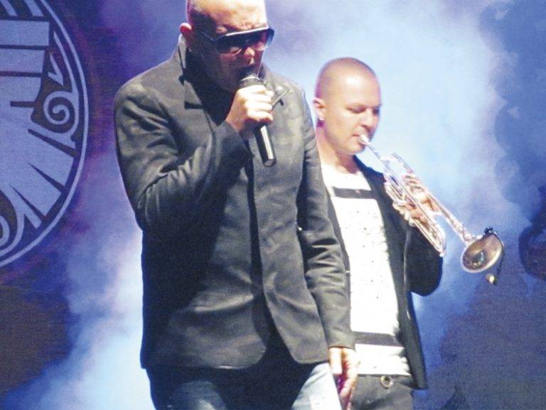 Хиляди пяха в Свищов с  Гъмзата, Годжи, Нели и Борис