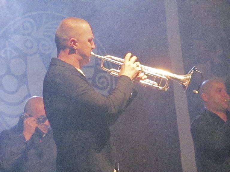 Хиляди пяха в Свищов с  Гъмзата, Годжи, Нели и Борис