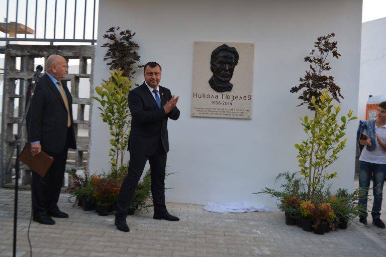 Горещи новини | Летен театър – Павликени вече носи името на Никола Гюзелев