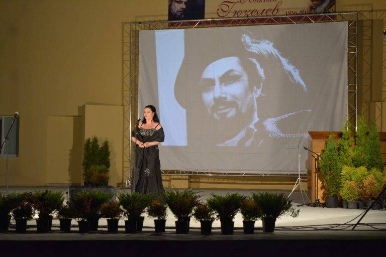 Летен театър – Павликени вече носи името на Никола Гюзелев