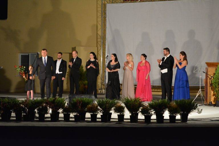 Летен театър – Павликени вече носи името на Никола Гюзелев