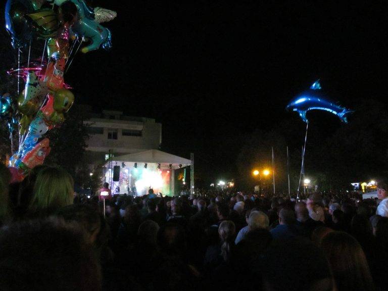 Хиляди се забавляваха с Годжи, Гъмзата, Нели Петкова и Борис Солтарийски в Свищов