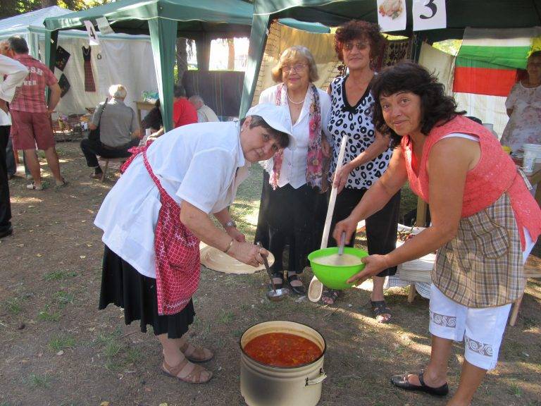 В Козаревец се състоя Празник на кокошата чорба за шести път