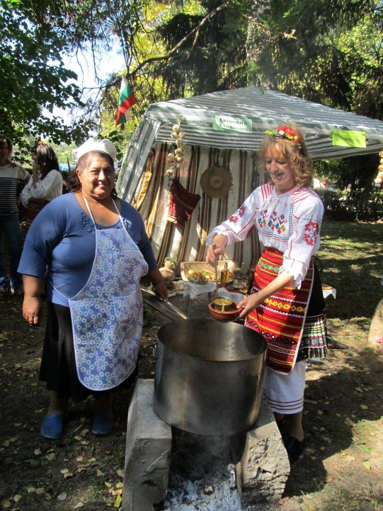 В Козаревец се състоя Празник на кокошата чорба за шести път