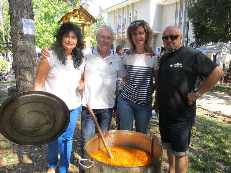 В Козаревец се състоя Празник на кокошата чорба за шести път