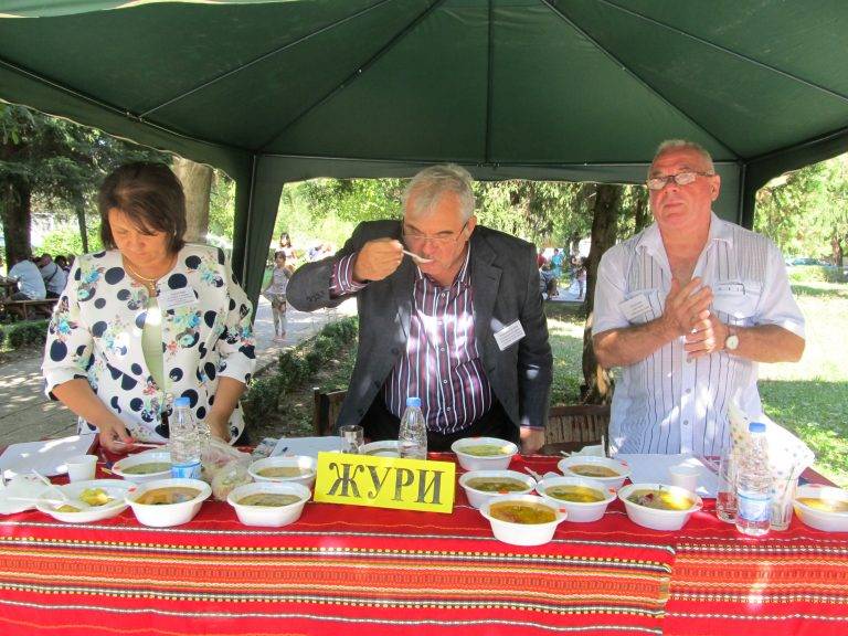В Козаревец се състоя Празник на кокошата чорба за шести път