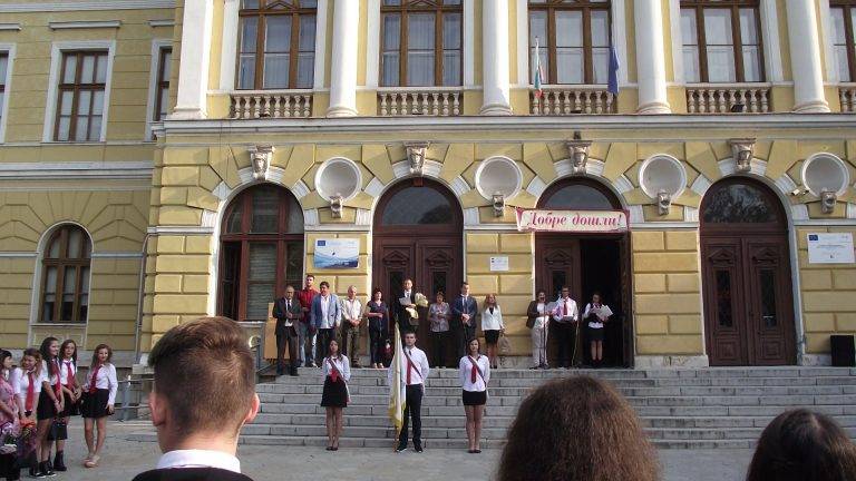 Горещи новини | В Община Свищов нови трибагреници се  развяха над всички училища и детски градини