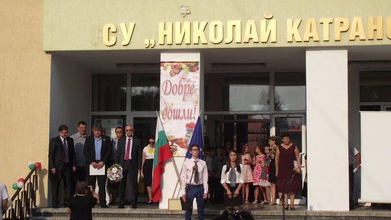 В Община Свищов нови трибагреници се развяха над всички училища и детски градини