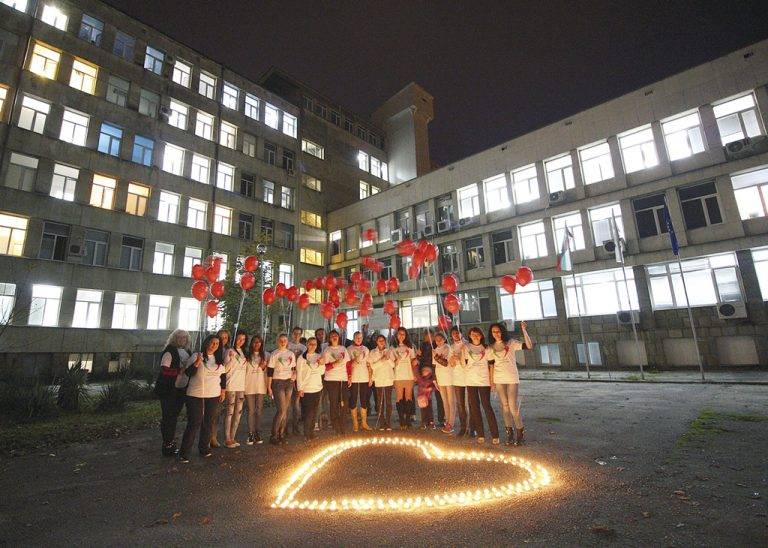 Здраве | Символично сърце светна  в памет на всички донори