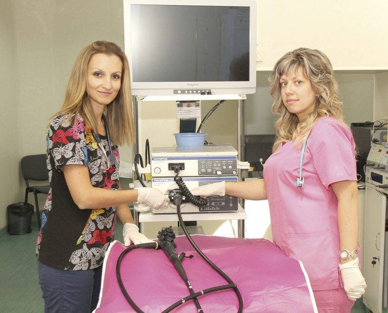 Млади лекарки учат гастроентерология  в МОБАЛ “Д-р Стефан Черкезов”