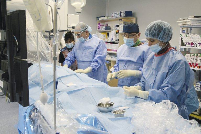 Румънски професор показа как без скалпел лекуват миома и уголемена простата