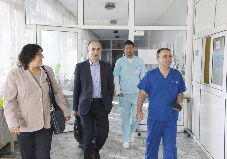 Здраве | Румънски професор показа как без скалпел лекуват миома и уголемена простата