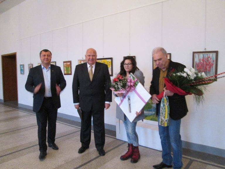 Горещи новини | Фамилия самоуки художници подреди изложба в Павликени