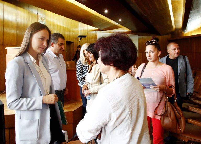 Горещи новини | Евродепутатът Ева Паунова (ГЕРБ/ЕНП) се срещна  с общинското ръководство и граждани на Елена