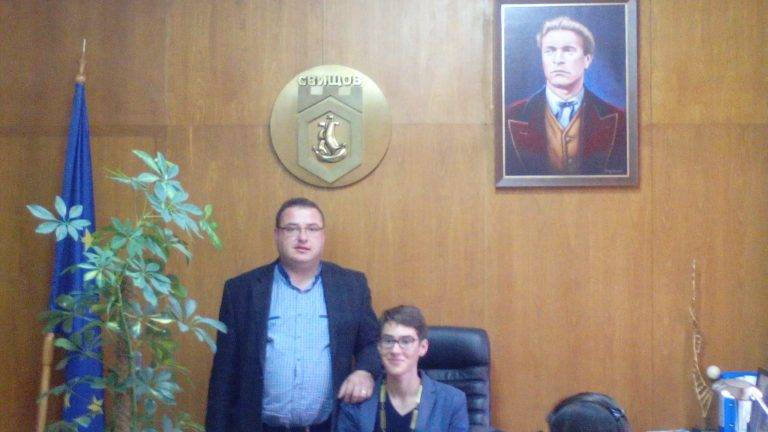 Горещи новини | Ученик стана кмет на  Свищов за един час