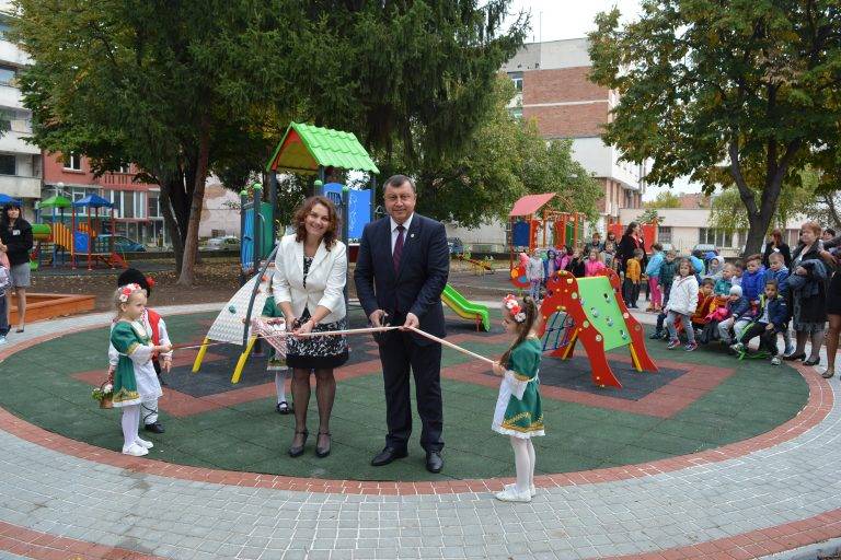 Горещи новини | Четири детски площадки откриха в  Павликени по проект “Красива България”