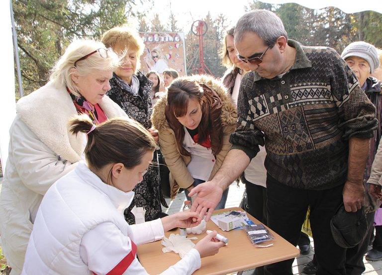 Здраве | Десетки чакаха на опашка за  измерване на кръвната захар