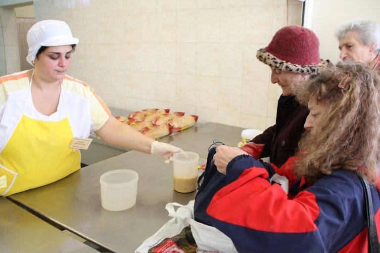 Министър Зорница Русинова откри  социалната трапезария в Горна Оряховица