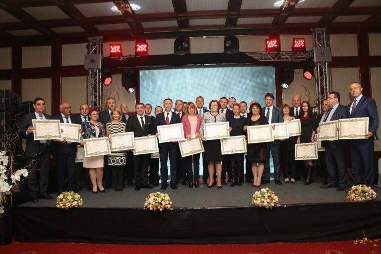 Кметът на Свищов бе удостоен с приз „Кмет на  годината 2016”в категория „Ефективно управление на проекти“