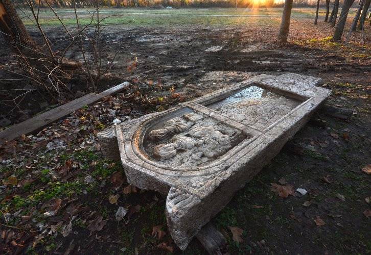 Горещи новини | Тракторист попадна на двутонна надгробна  плоча до Античния керамичен център