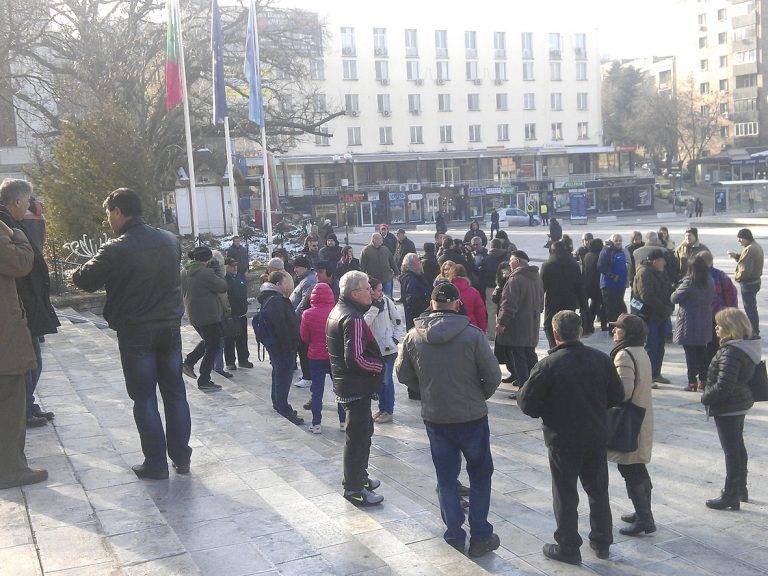 Общество | Свищовлии на протест срещу увеличаването  на такса смет с 27 % и данък сгради с 25%