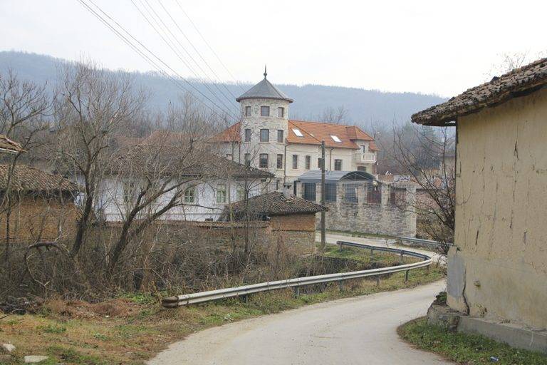 Пари и власт | Нова по-висока цена обявиха за старото училище в Миндя